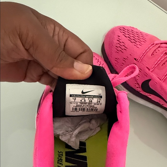 Nike Women’s Lunar Eclipse 5 running shoes in pink pow and black colorway - Picture 6 of 9